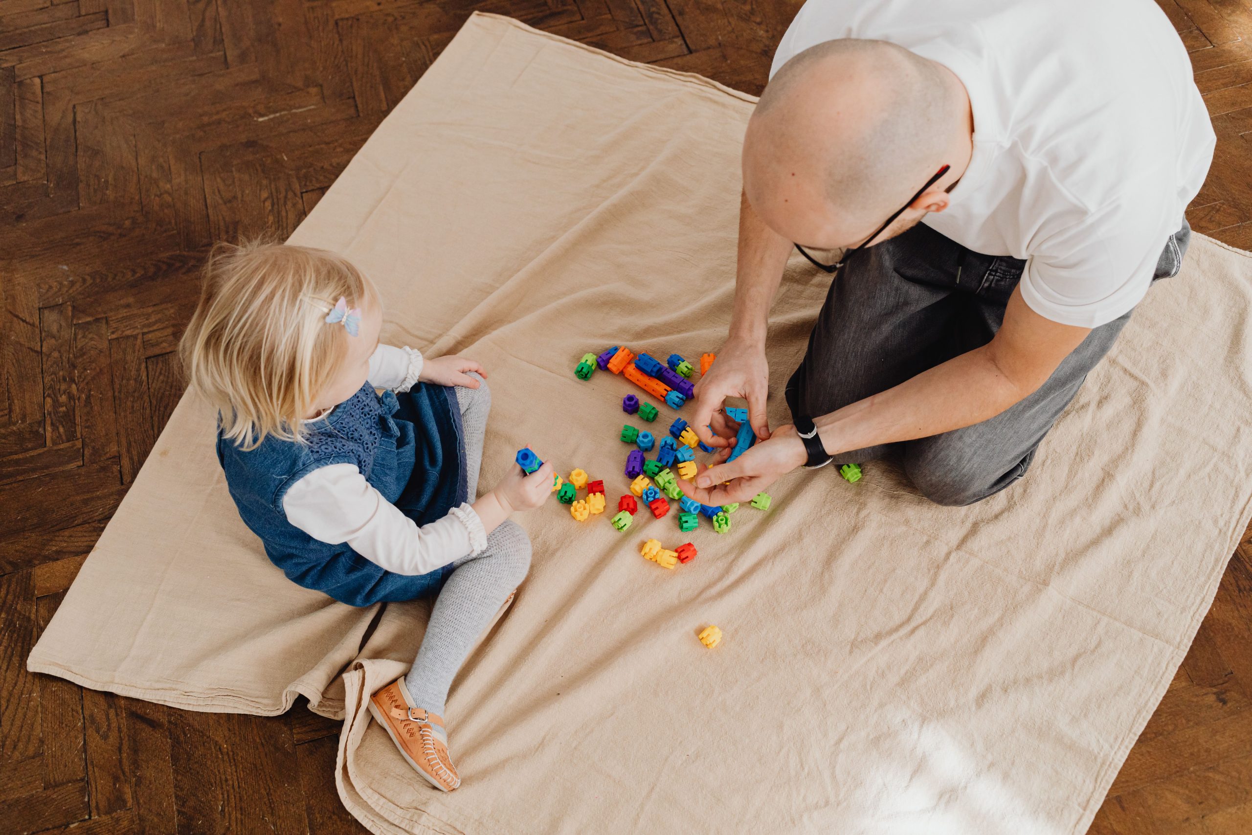 Blog 71026 Therapist using colorful blocks to encourage communication and play-based learning